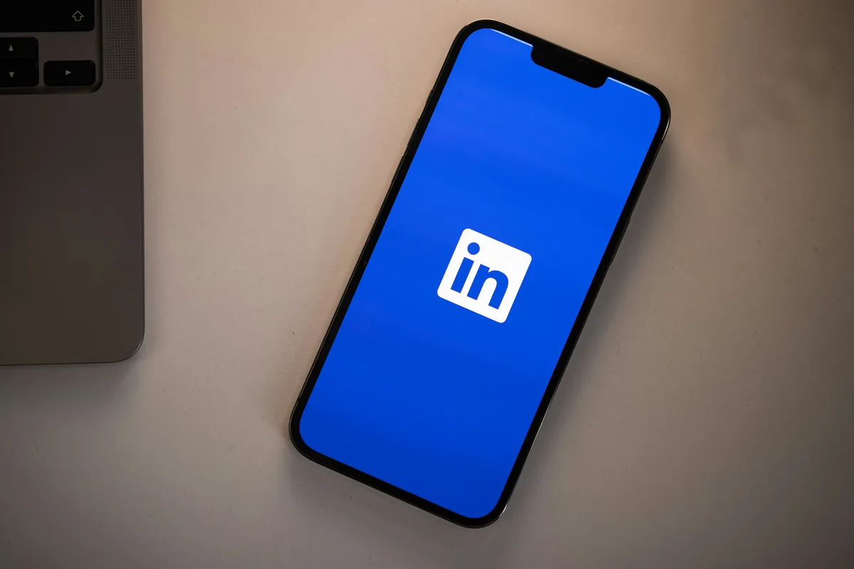 LinkedIn B2B marketing India — professional using LinkedIn on laptop
